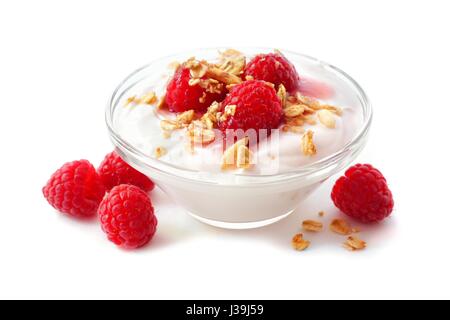 Cuve transparente de la framboise Yogourt aromatisé avec granola et fruits rouges sur un fond blanc Banque D'Images