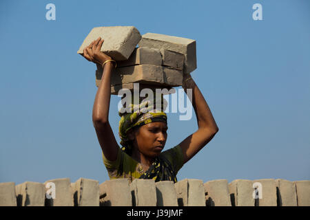 Femme ouvrier travaille à brickfield Amin au bazar. Dhaka, Bangladesh. Banque D'Images