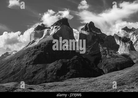 Photographie en noir et blanc de la majestueuse Cuernos del Paine (cornes) Andes peaks à l'intérieur du parc national Torres del Paine en Patagonie, au Chili. Banque D'Images