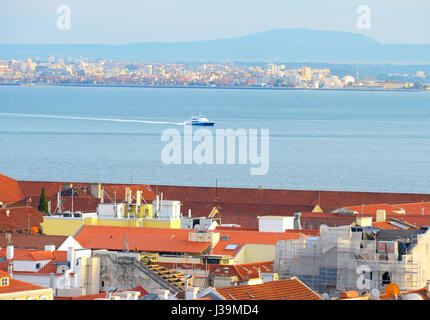 Ferry de Lisbonne à Almada sur le Tage. Portugal Banque D'Images