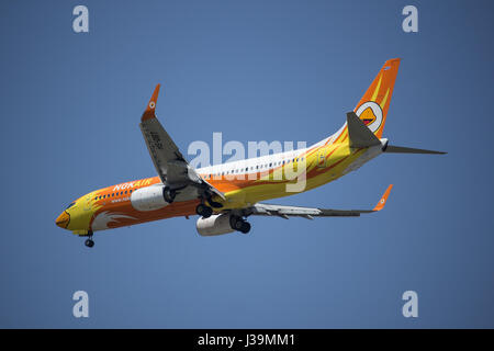 CHIANG MAI, THAÏLANDE - 29 avril 2017 : HS-DBT Boeing 737-800 de NokAir . L'atterrissage à l'aéroport de Chiangmai à partir de Bangkok. Banque D'Images