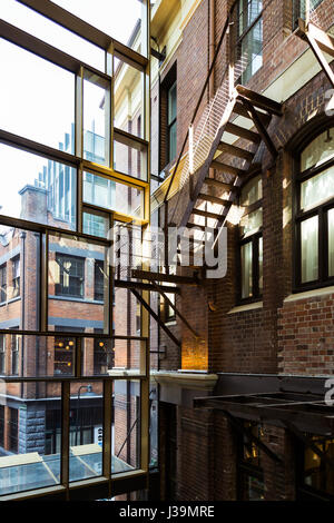 Une vue de l'ancien escalier en fer d'origine de l'hôtel de Clare, Chippendale, Sydney. Cet hôtel de caractère australien fait partie de deux patrimoine authentique bu Banque D'Images