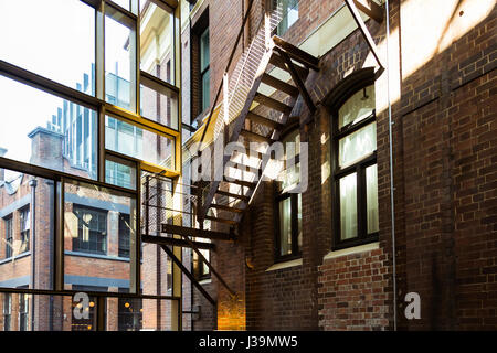 Une vue de l'ancien escalier en fer d'origine de l'hôtel de Clare, Chippendale, Sydney. Cet hôtel de caractère australien fait partie de deux patrimoine authentique bu Banque D'Images