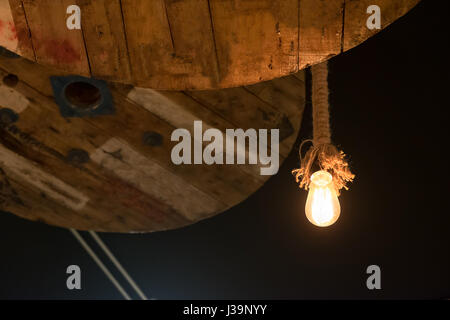 Lampes tungstène , lustre à l'ancienne avec la décoration de plafond en bois cercle dans une pièce sombre. selective focus Banque D'Images