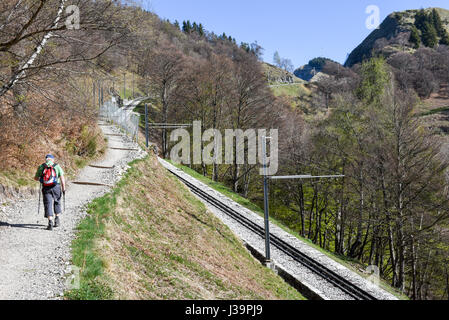 Le Monte Generoso, Suisse - 8 Avril 2017 : le sentier du Mont Generoso sur les Alpes Suisses Banque D'Images