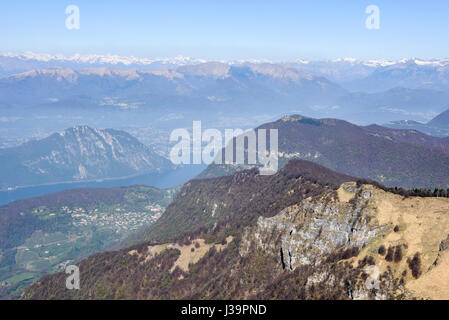 Vue depuis le Monte Generoso à Lugano et son lac en Suisse Banque D'Images