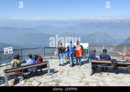 Le Monte Generoso, Suisse - 8 Avril 2017 : Les personnes qui jouissent de la vue depuis le Mont Generoso au lac de Lugano et les Alpes Suisses Banque D'Images