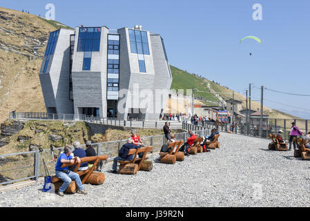 Le Monte Generoso, Suisse - 8 Avril 2017 : et le soleil en face de l'un restaurant moderne sur le sommet du Mont Generoso sur l Banque D'Images