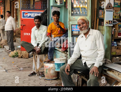 MUMBAI, INDE - Le 25 mars : Le Vendeur assis par son stand à la rue animée de Mumbai, Mumbai en mars 25, 2010 Banque D'Images