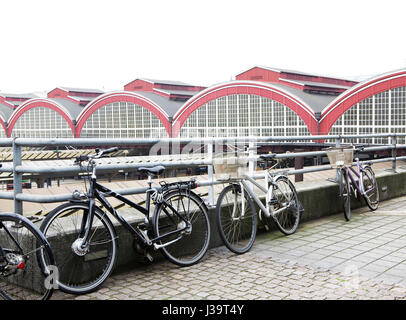 Les vélos garés à l'extérieur de Copenhague H Gare centrale, Danemark Banque D'Images