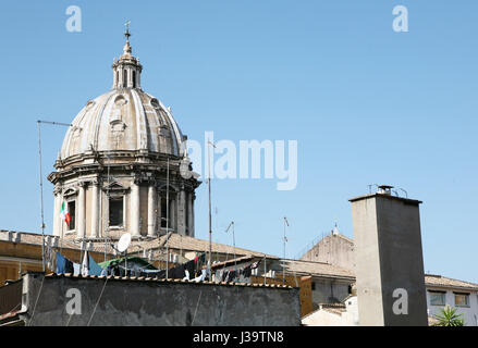 Église Saint Andrea della Valle avec dôme drapeau italien et de lavage - Rome, Italie Banque D'Images