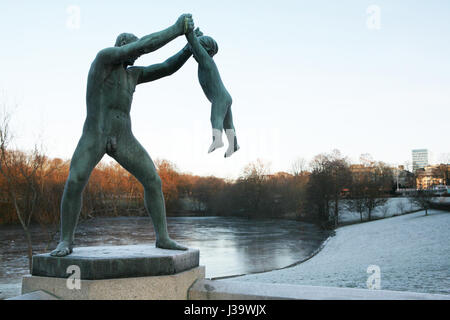 Statue de l'homme jouant avec l'enfant au parc de sculptures de Vigeland, Oslo, Norvège Banque D'Images