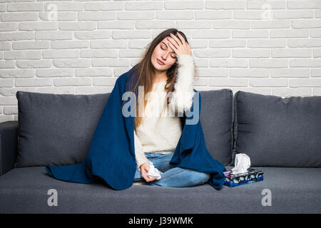 Femme malade avec le thermomètre. La réaction d'allergie. Femme prise à froid. Banque D'Images