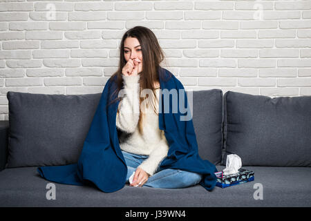 Femme malade avec le thermomètre. La réaction d'allergie. Femme prise à froid. Banque D'Images