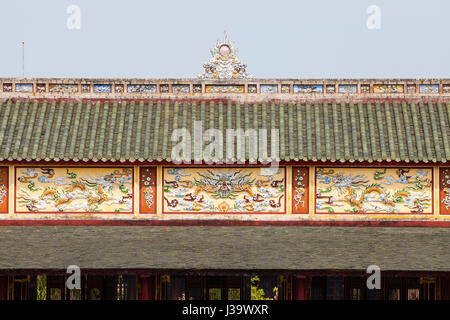 Toit décoratif se termine, ville impériale (Imperial Citadel), Hue, Vietnam Banque D'Images