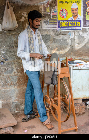 L'homme Local affûtage des couteaux au marché aux poissons quotidien à Thalassery (district de Tellicherry), Kannur (Cannanore), Kerala, Inde du Sud, en Asie du Sud Banque D'Images