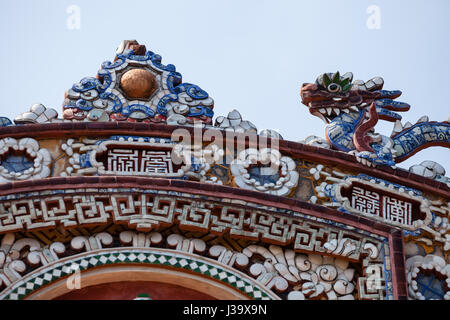 Toit décoratif se termine, ville impériale (Imperial Citadel), Hue, Vietnam Banque D'Images