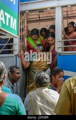 Les gens Keralan dans un bus bondé dans Arthunkal, Alappuzha (Alleppey), Kerala, Inde du Sud, en Asie du Sud Banque D'Images