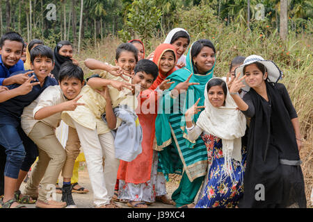 Les enfants et les enseignants de l'école Keralan profitez d'une journée au Banasura Sagar Dam, Padinjarethara, Wayanad District, Kerala, Inde du Sud, en Asie du Sud Banque D'Images