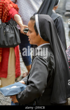 Une religieuse s'associe à la population locale de jouer dans la rivière sur la Journée de la République à Kuruva Dweep (Kuruva Island), le district de Wayanad, Kerala, Inde du Sud, en Asie du Sud Banque D'Images