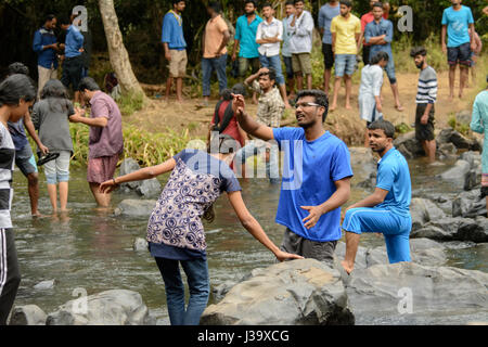 Les personnes jouant dans la rivière pour célébrer la Journée de la République de l'Inde à Kuruva Dweep (Kuruva Island), le district de Wayanad, Kerala, Inde du Sud, en Asie du Sud Banque D'Images