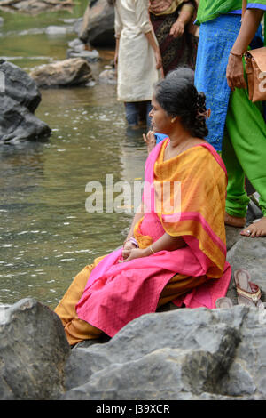 Les personnes jouant dans la rivière pour célébrer la Journée de la République de l'Inde à Kuruva Dweep (Kuruva Island), le district de Wayanad, Kerala, Inde du Sud, en Asie du Sud Banque D'Images