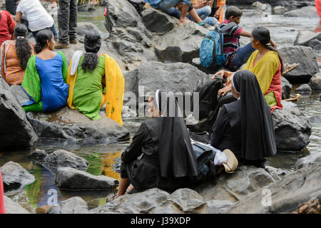 Deux religieuses inscrivez-vous les gens de jouer dans la rivière sur la Journée de la République à Kuruva Dweep (Kuruva Island), le district de Wayanad, Kerala, Inde du Sud, en Asie du Sud Banque D'Images