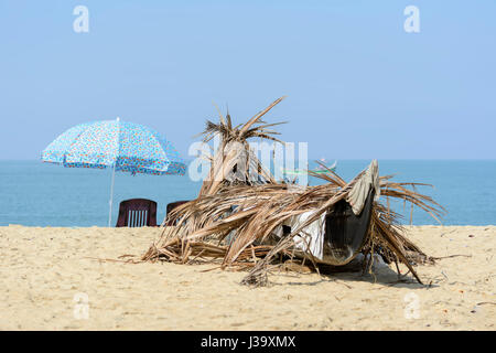 Un bateau rustique sur Marari Beach, Mararikulam, Alleppey (Alappuzha District), Kerala, Inde du Sud, en Asie du Sud Banque D'Images