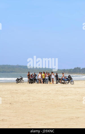 Les motards sur Muzhappilangad beach, Kerala's drive-in seulement plage, Kannur Cannanore), Kerala, Inde du Sud, l'Asie du Sud. Banque D'Images