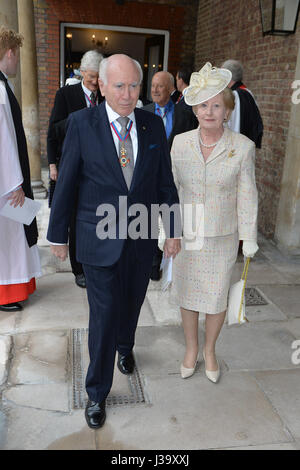 John Howard, ancien Premier Ministre d'Australie, avec son épouse Jannette arrivant à Chapelle Royale à St James's Palace, Londres, pour un ordre de mérite. Banque D'Images