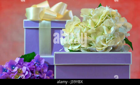 Happy Mothers Day belle mauve lilas pile de boîtes cadeaux Banque D'Images