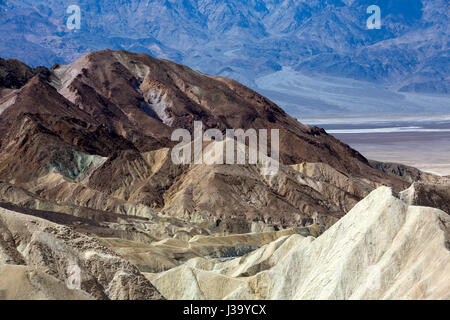 Paysage de désert aride à sec avec des formations rocheuses, à partir de la vallée de la mort Zabriskie Point Banque D'Images