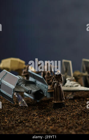 Adélaïde, Australie du Sud - le 28 avril 2017 : Star Wars scène de bataille avec des personnages emblématiques et des navires. Banque D'Images