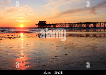 Coucher du soleil à Newport Beach, Californie Banque D'Images