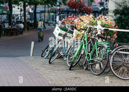 Delft, Pays-Bas - 3 août 2016 : sur le pont dans une rue pittoresque dans la ville néerlandaise de Delft Banque D'Images