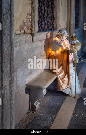 Venise, Italie - 7 février, 2016 : Masque Blanc habillé figure à Venise, Italie. Le Carnaval de Venise s'achève avec la fête chrétienne du carême, quarante Banque D'Images