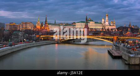 Kremlin et pont Bolshoy Kamenny le soir, Moscou, Russie Banque D'Images