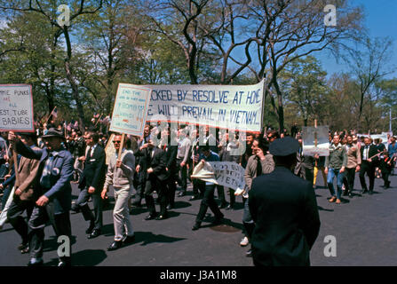 Pro guerre du Vietnam mars, New York, 1967. Certains marcheurs porter des pancartes contre la guerre du Viêt-nam - L'un de ces membres "Bombe Hanoi' Banque D'Images