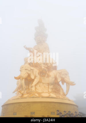 Grande statue de Bouddha au sommet de l'Emei mountain dans la province de Sichuan de Chine Banque D'Images