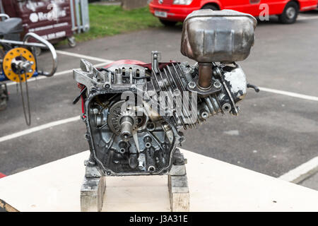 Préparation de la course de karting, kart en cours d'assemblage Banque D'Images