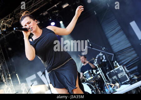 Giessen, ALLEMAGNE. 27 août, 2017. Mourir heureux, groupe de rock allemand d'Ulm, avec la chanteuse Marta Jandová avant, concert à Gießener Kultursommer 2016, Schiffenberg, Giessen, ALLEMAGNE. Fotocredit : Christian Lademann Banque D'Images