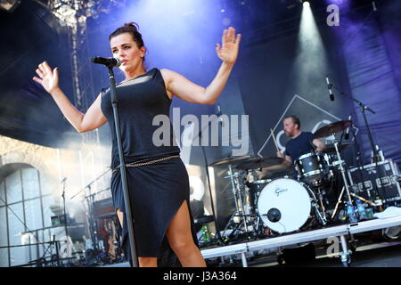 Giessen, ALLEMAGNE. 27 août, 2017. Mourir heureux, groupe de rock allemand d'Ulm, avec la chanteuse Marta Jandová avant, concert à Gießener Kultursommer 2016, Schiffenberg, Giessen, ALLEMAGNE. Fotocredit : Christian Lademann Banque D'Images