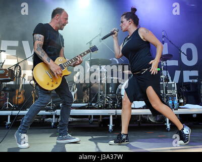 Giessen, ALLEMAGNE. 27 août, 2017. Mourir heureux, groupe de rock allemand d'Ulm, avec la chanteuse Marta Jandová avant (droit) et le guitariste Thorsten Mewes (à gauche), concert à Gießener Kultursommer 2016, Schiffenberg, Giessen, ALLEMAGNE. Fotocredit : Christian Lademann Banque D'Images