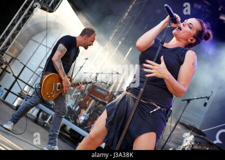 Giessen, ALLEMAGNE. 27 août, 2017. Mourir heureux, groupe de rock allemand d'Ulm, avec la chanteuse Marta Jandová avant (droit), le guitariste THorsten Mewes (à gauche), concert à Gießener Kultursommer 2016, Schiffenberg, Giessen, ALLEMAGNE. Fotocredit : Christian Lademann Banque D'Images