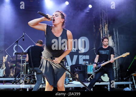 Giessen, ALLEMAGNE. 27 août, 2017. Mourir heureux, groupe de rock allemand d'Ulm, avec la chanteuse Marta Jandová avant, concert à Gießener Kultursommer 2016, Schiffenberg, Giessen, ALLEMAGNE. Fotocredit : Christian Lademann Banque D'Images