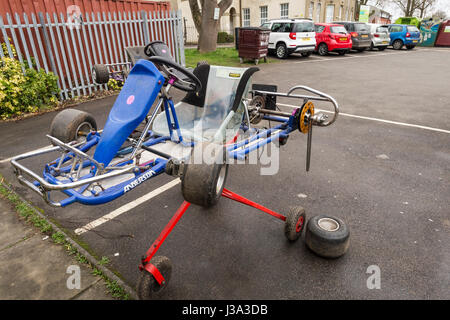 Préparation de la course de karting, kart en cours d'assemblage Banque D'Images