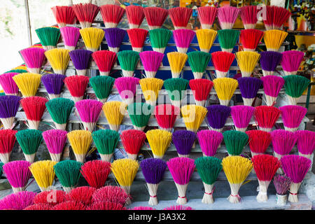 Bâtonnets de couleur prêt pour la production d'encens, usine locale près de Hue, Vietnam Banque D'Images