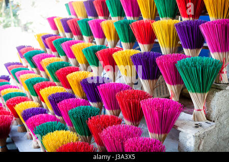 Bâtonnets de couleur prêt pour la production d'encens, usine locale près de Hue, Vietnam Banque D'Images