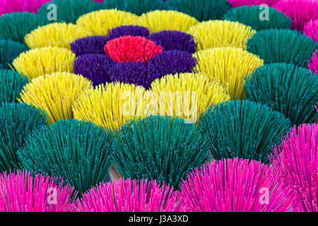 Bâtonnets de couleur prêt pour la production d'encens, usine locale près de Hue, Vietnam Banque D'Images