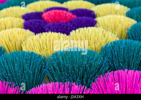 Bâtonnets de couleur prêt pour la production d'encens, usine locale près de Hue, Vietnam Banque D'Images